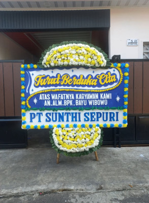 Papan Bunga Duka di Ujung Lare