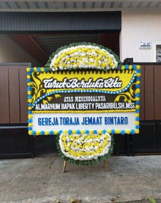 Papan Bunga Duka di Ujung Lare