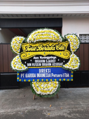 Papan Bunga Duka di Ujung Lare