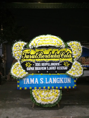 Papan Bunga Duka di Ujung Lare