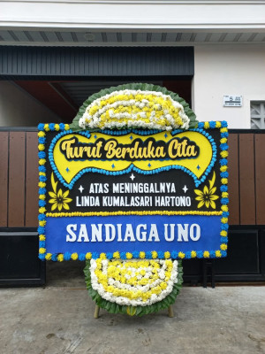 Papan Bunga Duka di Ujung Lare