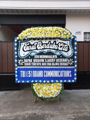 Papan Bunga Duka di Ujung Lare